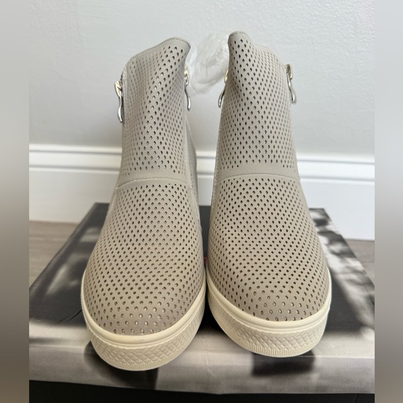 NIB Women's Gray Ankle Wedge Sneaker size 8 - Picture 2 of 7